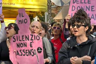 Multidão manifesta em 'Dia Internacional da Mulher'