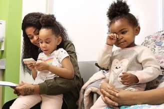 Aliyah em foto com suas duas filhas