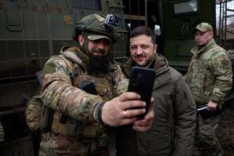 Soldado ucraniano faz selfie com Zelensky após guerra no país completar quatro anos em fevereiro