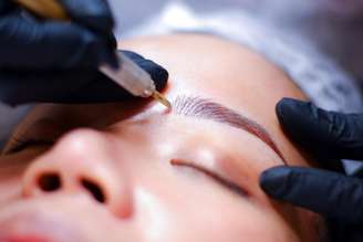 Cada vez mais pessoas buscam recuperar os fios naturais das sobrancelhas após procedimentos estéticos
