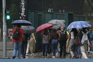 As fortes chuvas que atingiram a capital paulista na tarde deste domingo (8) trouxeram transtornos severos