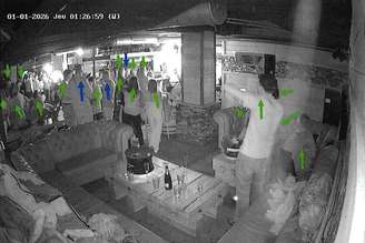 Imagens internas do bar Le Constellation minutos antes do incêndio