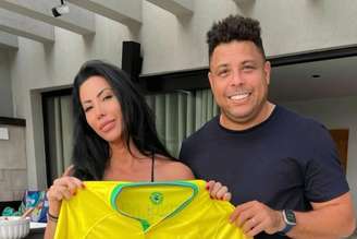 Michele Umezu posa com seu ex, Ronaldo Fenômeno