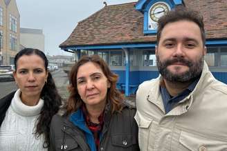 (Da esquerda para a direita) Liliane Silva, Gleyz Bezerra Fiqueiredo Barreto (mãe de Vitória) e Janilson Gomes Da Silveira Filho (namorado de Vitória) estão em Brightlingsea