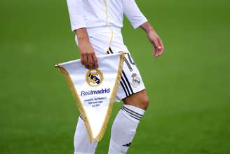 Jogador com bandeira do Real Madrid (Photo by Lewis Storey/Getty Images)