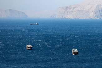 Navios atravessam o Estreito de Ormuz, entre Omã e Irã