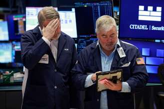 Oeradores trabalham na bolsa de Nova York
9 de março de 2026
REUTERS/Brendan McDermid
