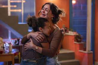 Gerluce fica sem chão ao saber que Joélly vendeu a própria bebê para pagar dívida de drogas