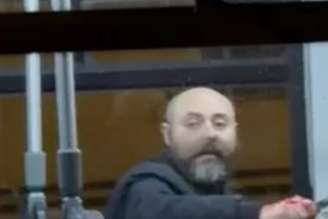 Antonio Meglio fotografado no momento do ataque a desconhecida em ônibus em Nápoles