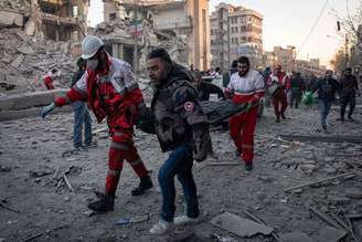 Resgate de vítimas após bombardeio em Teerã, capital do Irã