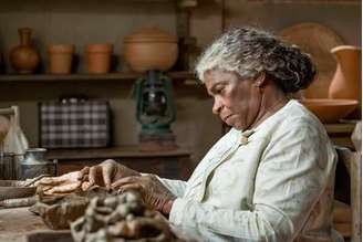 Zezé Motta como Dona Menina em 'A Nobreza do Amor': parteira e benzedeira de Barro Preto, a personagem carrega sabedoria, ancestralidade e se torna referência para toda a comunidade