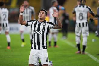 Matheus Martins foi decisivo pelo Botafogo na ida da Pré-Libertadores contra o Barcelona