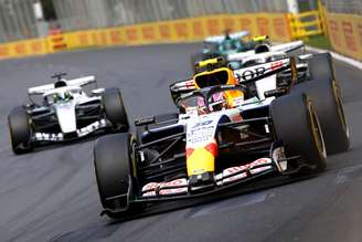 Lawson e Pérez voltaram a se enfrentar intensamente na pista, revivendo fantasmas de 2024