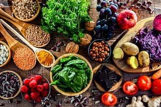 Presentes em grãos, frutas e vegetais, as fibras contribuem para a saúde intestinal e metabólica, ajudando a prevenir diversas doenças