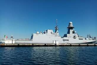 Fragata Federico Martinengo se juntou ao porta-aviões Charles de Gaulle no Chipre