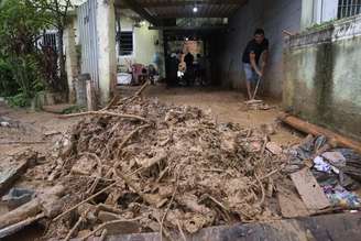 Rompimento de reservatório da Sabesp atingiu casas e arrastou veículos no Parque Náutico da Cantareira, em Mairiporã.