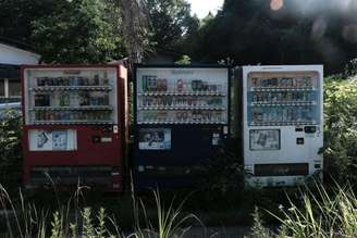 Máquinas de venda automática abandonadas em uma antiga zona de evacuação em Katsurao, província de Fukushima, Japão
