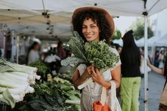 Incluir verduras de folhas verde-escuras na alimentação é uma ótima forma de aumentar a ingestão de nutrientes importantes