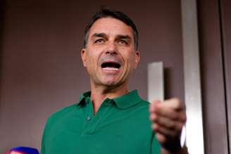 Flávio Bolsonaro fez críticas a Lula, que desistiu de ir à posse de presidente do Chile