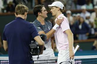João e Sinner se cumprimentam após partida em Indian Wells