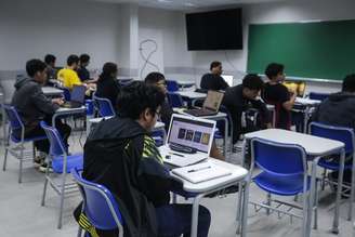 Alunos da Politécnica da USP: universidade oferece nova graduação a partir do ano que vem de Engenharia Eletrônica e Sistemas Computacionais, com foco em IA.