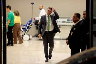 O senador Flávio Bolsonaro (PL-RJ) ao visitar seu pai, o ex-presidente Jair Bolsonaro (PL), no hospital DF Star em Brasília em 2025
