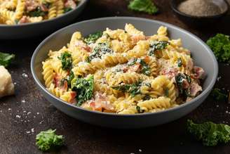 Macarrão com couve e bacon