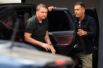 Jair Bolsonaro está a caminho do hospital segundo informações de Flávio Bolsonaro e Sóstenes Cavalcante