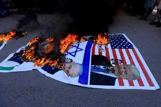 Imagens de Trump e do premiê israelense, Benjamin Netanyahu, são queimadas em protesto