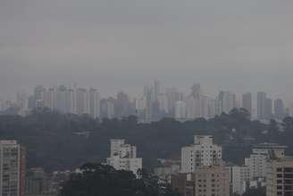 Dia de neblina na cidade de São Paulo.