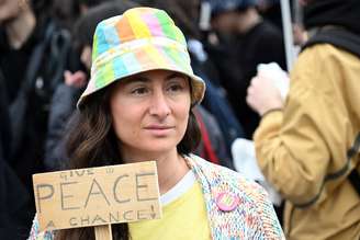 Manifestantes queimaram cartazes com imagens de Trump e Meloni