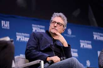 Kleber Mendonça Filho discursa no painel internacional durante o 41º Festival Internacional de Cinema de Santa Bárbara, no Teatro Arlington, em 8 de fevereiro de 2026, em Santa Bárbara.