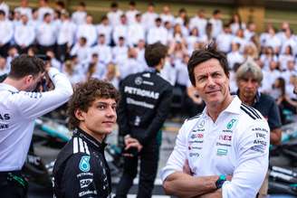 Toto Wolff e Kimi Antonelli em 2025 após fim da temporada 