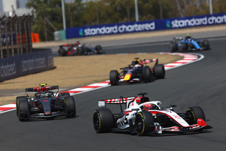 As exigentes curvas de Xangai submetem os carros a intensas cargas laterais, tornando o gerenciamento de pneus o grande desafio da prova