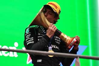 Antonelli, de apenas 19 anos, concluiu a etapa à frente de seu companheiro de equipe, Russell