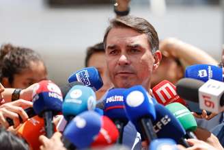 Senador Flávio Bolsonaro durante entrevista coletiva em frente ao hospital DF Star, em Brasília.