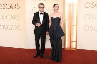 Kleber Mendonça e Emilie Lesclaux, diretor e produtora de O Agente Secreto, no Oscar