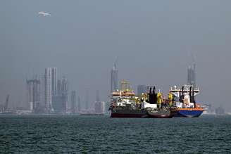 Navio na costa de Dubai, nos Emirados Árabes Unidos, país próximo ao Estreito de Ormuz