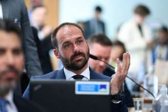 Eduardo Bolsonaro perdeu o cargo de deputado federal por estar nos EUA