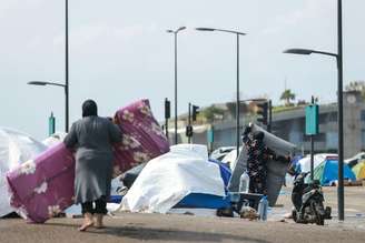 Pessoas deslocadas por conflito acampam na rua em Beirute, capital do Líbano
