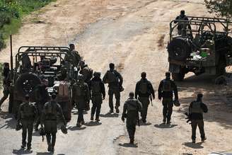 Militares israelenses marcham na fronteira com o Líbano