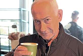 Imagem de Netanyahu em vídeo, com café, ao rebater boatos de que estaria morto