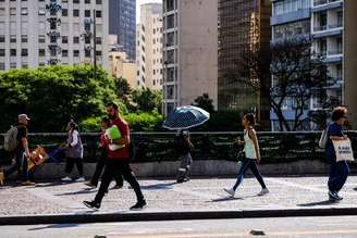 Registro de pedestres no Vale do Anhangabaú, no centro de São Paulo.