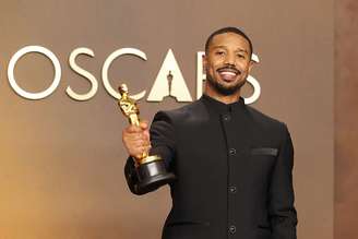 Michael B. Jordan, vencedor do prêmio de Melhor Ator por "Pecadores", posa na sala de imprensa durante a 98ª edição do Oscar no Dolby Theatre em 15 de março de 2026 em Hollywood, Califórnia.