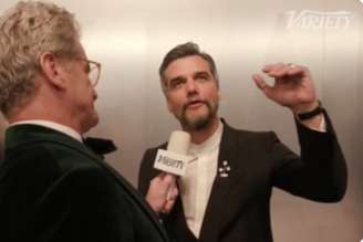 Wagner Moura concede entrevista na entrada do after party