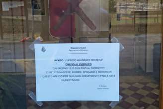 Placa foi colocada na porta de entrada da prefeitura local