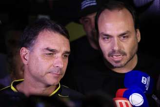 O senador Flávio Bolsonaro e o irmão, o ex-vereador Carlos Bolsonaro