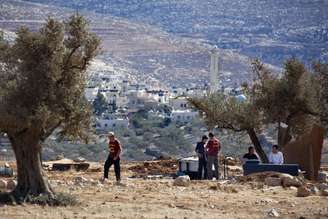 Colonos israelenses foram flagrados enquanto construíam base ilegal na Cisjordânia