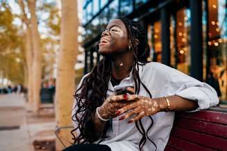 O vitiligo ocorre quando há redução ou destruição dos melanócitos, células responsáveis pela produção de melanina