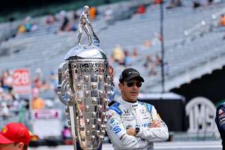 O tetracampeão Helio Castroneves retorna em 2026 para tentar fazer história mais uma vez em Indianápolis